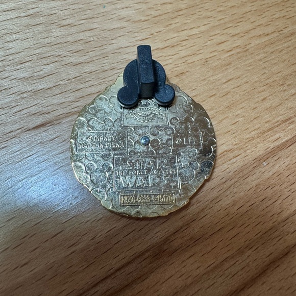 Disney Star Wars BB-8 Rebel Join the Resistance Pin - Picture 3 of 3